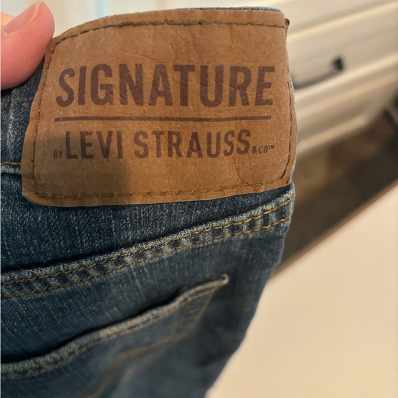 Levi Signature Bootcut Jeans.  Size 32x30 - Picture 5 of 6